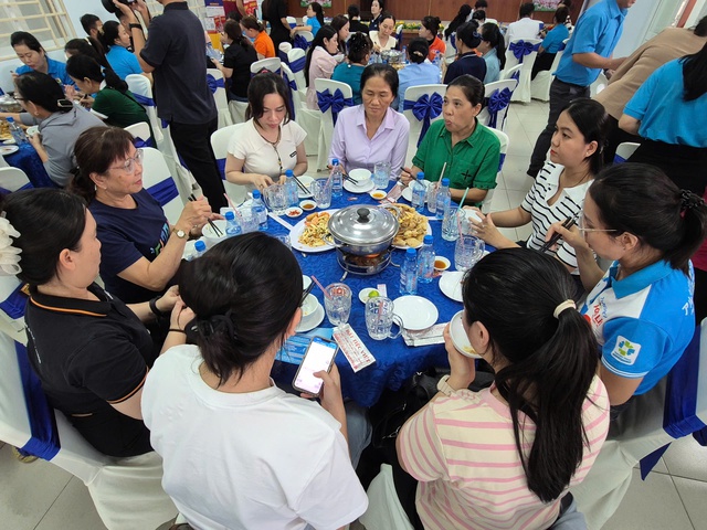 Ấm áp "Bữa cơm Công đoàn" ở phường Tân Sơn Hòa - Ảnh 4.