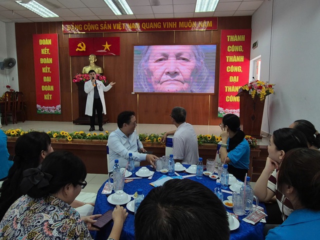 Ấm áp "Bữa cơm Công đoàn" ở phường Tân Sơn Hòa - Ảnh 1.