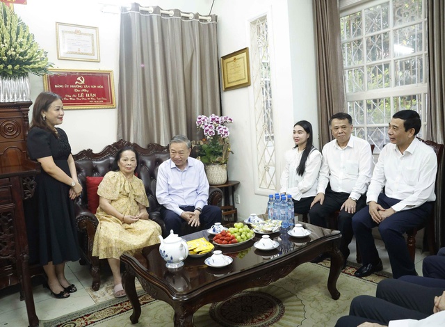 Tổng Bí thư, Chủ tịch nước Tô Lâm dâng hương tưởng nhớ các lãnh đạo tiền bối - Ảnh 2.