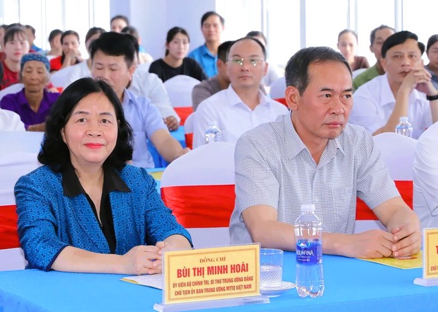Chủ tịch Ủy ban Trung ương MTTQ Bùi Thị Minh Hoài thăm, tặng quà công nhân ở Thanh Hóa - Ảnh 3.