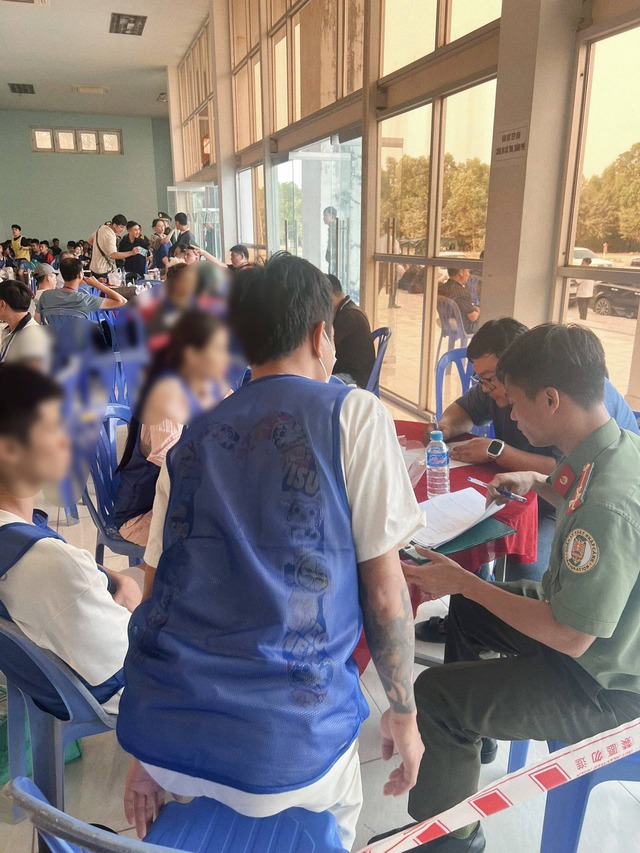 Công an TPHCM tiếp nhận 13 công dân bị trục xuất - Ảnh 4.