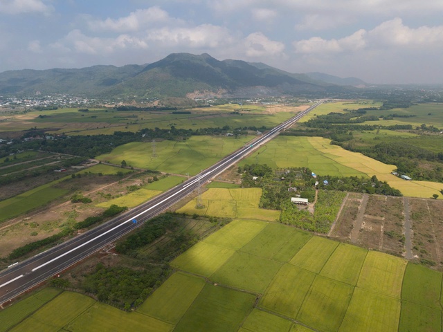 Cao tốc Bi&ecirc;n H&ograve;a - Vũng T&agrave;u chốt th&ocirc;ng xe dự &aacute;n th&agrave;nh phần 2 v&agrave; 3 đ&ecirc;m 29-4 - Ảnh 2.
