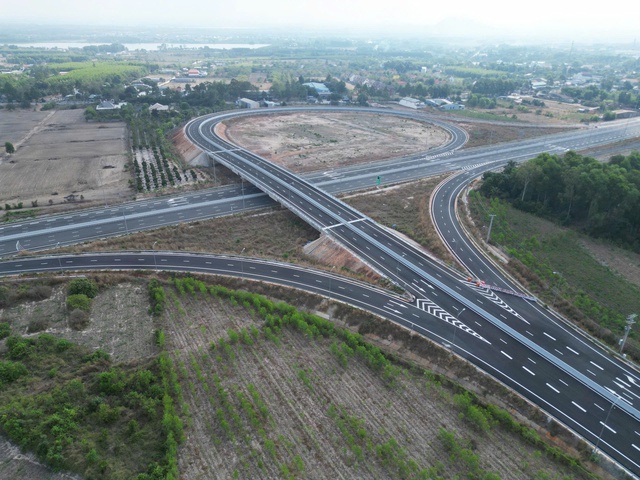 Cao tốc Bi&ecirc;n H&ograve;a - Vũng T&agrave;u chốt th&ocirc;ng xe dự &aacute;n th&agrave;nh phần 2 v&agrave; 3 đ&ecirc;m 29-4 - Ảnh 3.