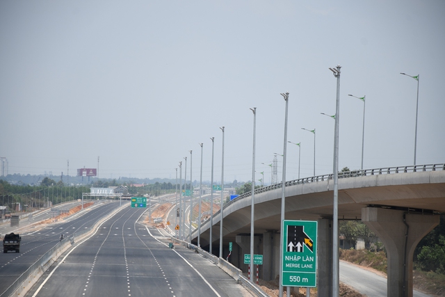 Cao tốc Bi&ecirc;n H&ograve;a - Vũng T&agrave;u chốt th&ocirc;ng xe dự &aacute;n th&agrave;nh phần 2 v&agrave; 3 đ&ecirc;m 29-4 - Ảnh 6.