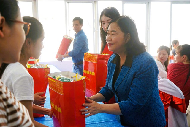 Chủ tịch Ủy ban Trung ương MTTQ Bùi Thị Minh Hoài thăm, tặng quà công nhân ở Thanh Hóa - Ảnh 2.