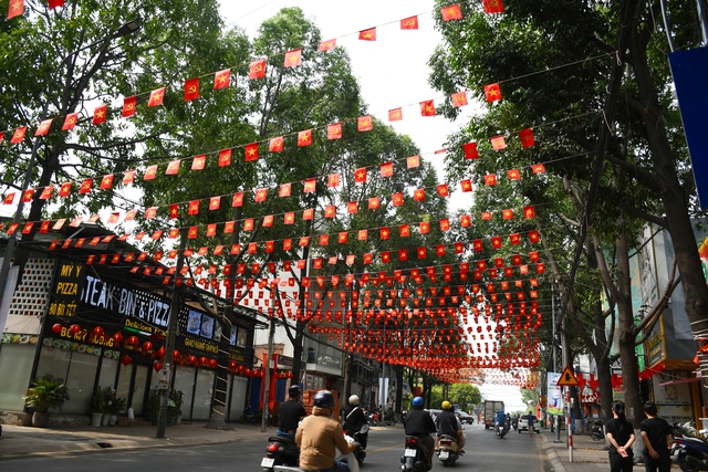 Đồng Nai rực rỡ cờ hoa ch&agrave;o mừng 30 - 4 v&agrave; l&ecirc;n th&agrave;nh phố trực thuộc Trung ương - Ảnh 3.