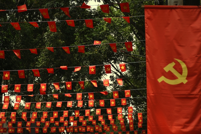 Đồng Nai rực rỡ cờ hoa ch&agrave;o mừng 30 - 4 v&agrave; l&ecirc;n th&agrave;nh phố trực thuộc Trung ương - Ảnh 4.