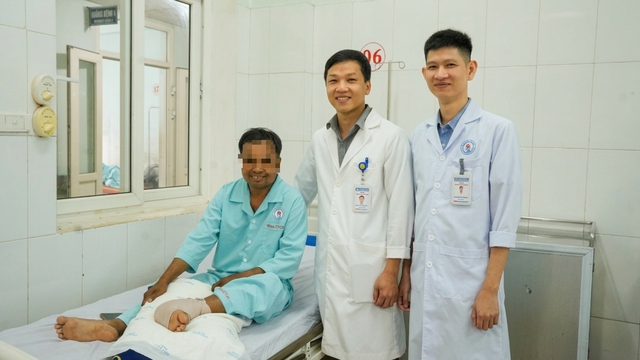 Lưỡi máy phát cỏ gãy, "chém" đứt lìa bàn chân người đàn ông - Ảnh 1. Lưỡi máy phát cỏ gãy, "chém" đứt lìa bàn chân người đàn ông - Ảnh 1.