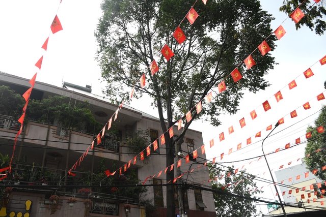 Đồng Nai rực rỡ cờ hoa ch&agrave;o mừng 30 - 4 v&agrave; l&ecirc;n th&agrave;nh phố trực thuộc Trung ương - Ảnh 7.