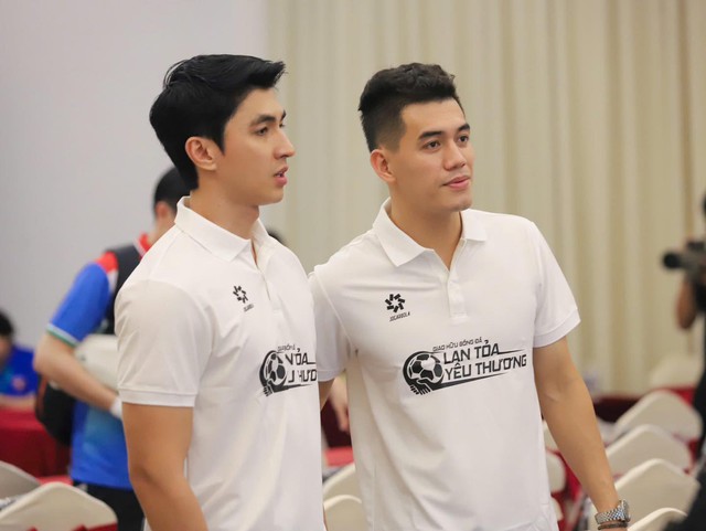 Khi người nổi tiếng bắt tay Công an TPHCM - Ảnh 5.