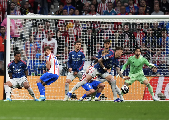 VAR gây tranh cãi, Arsenal bị xử ép trắng trợn trước Atletico Madrid - Ảnh 3.