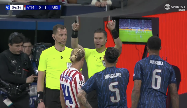 VAR gây tranh cãi, Arsenal bị xử ép trắng trợn trước Atletico Madrid - Ảnh 4.