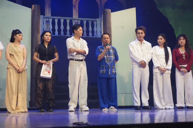 Đạo diễn Nguyễn Hữu Tiến dốc sức dàn dựng vở "Trăng máu" cho diễn viên trẻ - Ảnh 1.