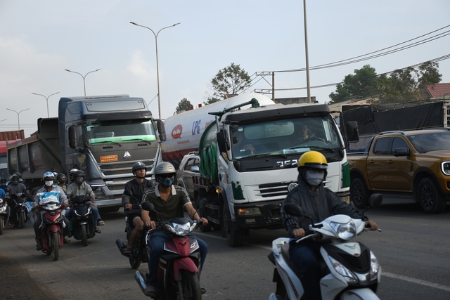 H&igrave;nh ảnh bất ngờ tr&ecirc;n Quốc lộ 51 nối Đồng Nai với TPHCM  - Ảnh 15.