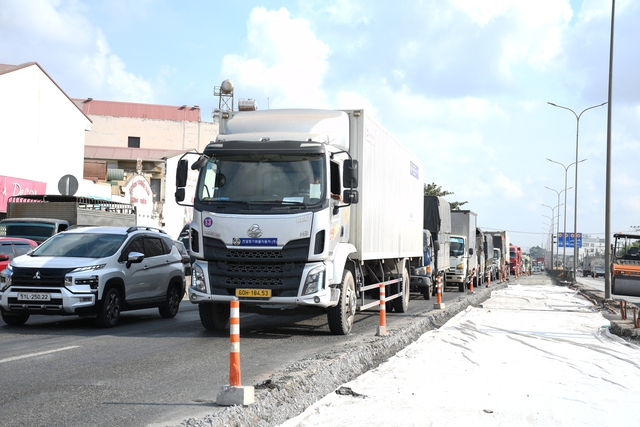 H&igrave;nh ảnh bất ngờ tr&ecirc;n Quốc lộ 51 nối Đồng Nai với TPHCM  - Ảnh 1.