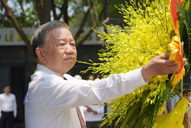 Tổng Bí thư, Chủ tịch nước Tô Lâm dâng hương, tri ân các anh hùng liệt sĩ tại Quảng Trị - Ảnh 2. Tổng Bí thư, Chủ tịch nước Tô Lâm dâng hương, tri ân các anh hùng liệt sĩ tại Quảng Trị - Ảnh 2.