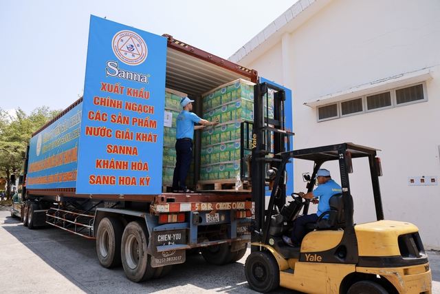 Sanna Khánh Hòa xuất khẩu thành công lô hàng nước giải khát đầu tiên sang Mỹ - Ảnh 1.
