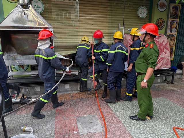 Cháy nhà hàng phố Tây Nha Trang , 5 người nước ngòai leo cửa sổ để thoát nạn - Ảnh 3. Cháy nhà hàng phố Tây Nha Trang , 5 người nước ngòai leo cửa sổ để thoát nạn - Ảnh 3.