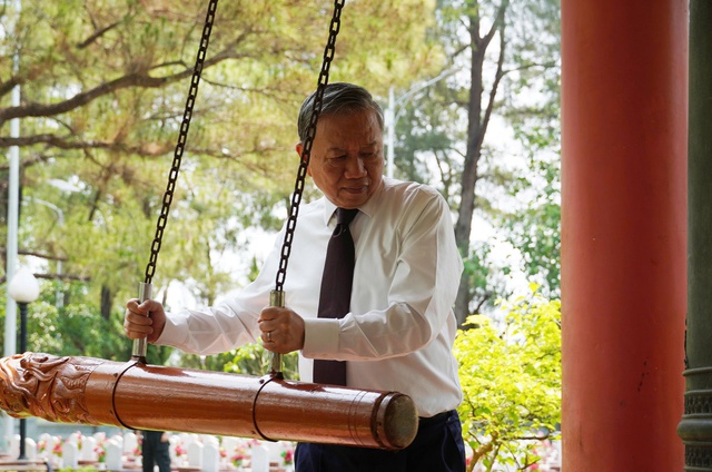 Tổng Bí thư, Chủ tịch nước Tô Lâm dâng hương, tri ân các anh hùng liệt sĩ tại Quảng Trị - Ảnh 3. Tổng Bí thư, Chủ tịch nước Tô Lâm dâng hương, tri ân các anh hùng liệt sĩ tại Quảng Trị - Ảnh 3.