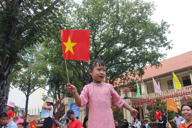 Hàng ngàn người dân cổ vũ tại đích đến Cúp xe đạp truyền hình TP HCM - Ảnh 4.