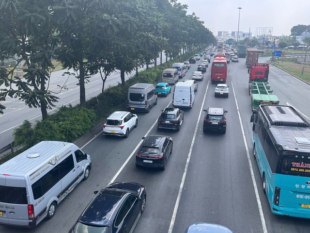 Ph&iacute;a Đ&ocirc;ng TPHCM đang xảy ra &ugrave;n ứ giao th&ocirc;ng k&eacute;o d&agrave;i - Ảnh 6.