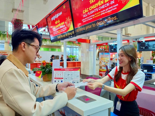 Sắc đỏ Vietjet lan tỏa niềm tự hào Việt Nam trên độ cao 10.000 m - Ảnh 3.