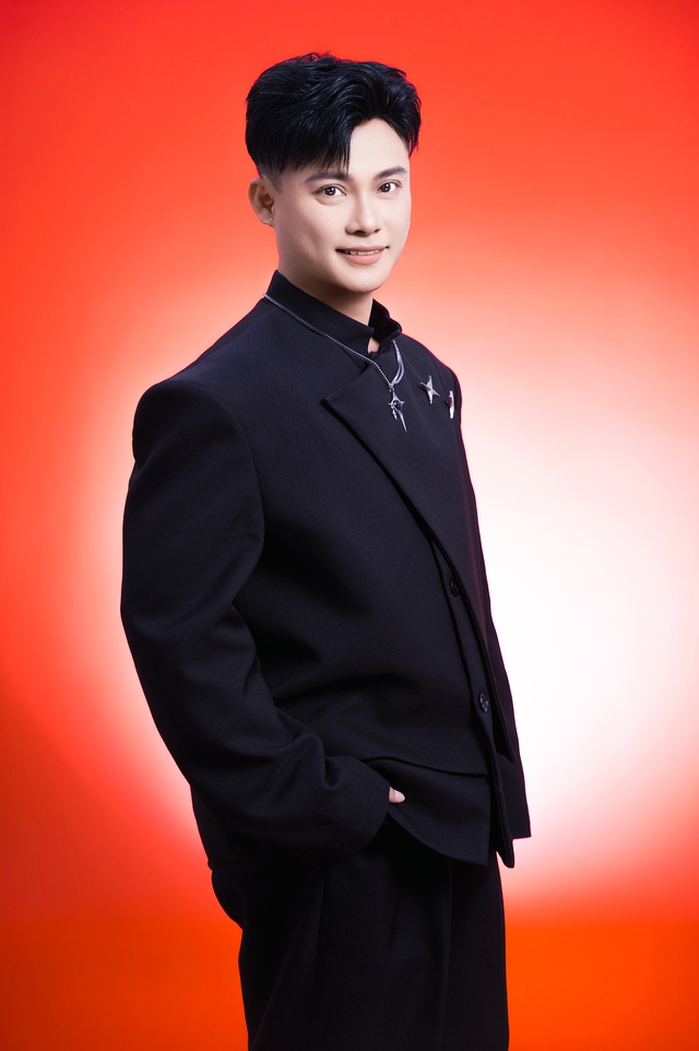 Biên đạo múa Vĩnh Khương khoe vẻ đẹp "chàng thơ" - Ảnh 1.