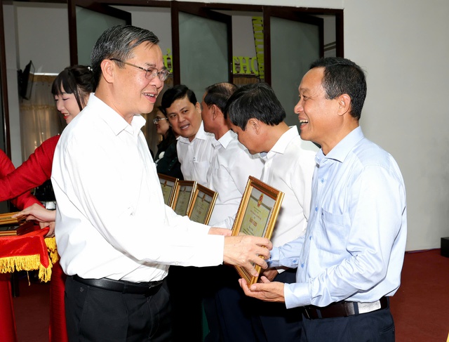 Chủ tịch Cần Thơ khen thưởng gần 800 tập thể, c&aacute; nh&acirc;n c&oacute; th&agrave;nh t&iacute;ch trong tổ chức bầu cử - Ảnh 3.