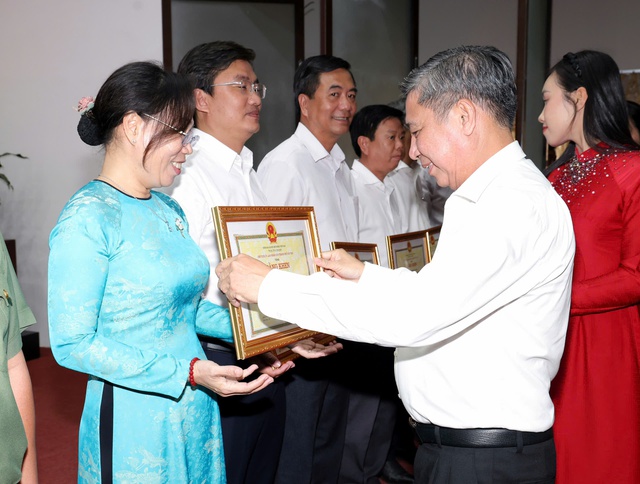 Chủ tịch Cần Thơ khen thưởng gần 800 tập thể, c&aacute; nh&acirc;n c&oacute; th&agrave;nh t&iacute;ch trong tổ chức bầu cử - Ảnh 2.