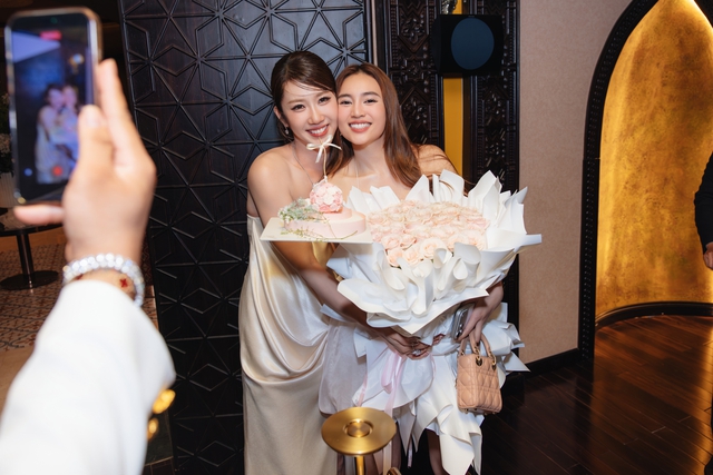 Thúy Ngân rực rỡ trên du thuyền  - Ảnh 1.
