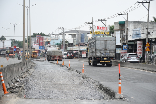 CLIP: Sửa chữa Quốc lộ 51 xuống cấp nghiêm trọng qua Đồng Nai - Ảnh 2.