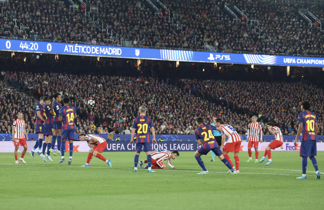 Barcelona thua đau, chuyên gia tranh cãi về "quả phạt đền bị bỏ quên" - Ảnh 5.