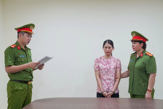 Cận cảnh kh&aacute;m x&eacute;t, bắt giữ Gi&aacute;m đốc Trung t&acirc;m trợ gi&uacute;p x&atilde; hội  - Ảnh 2.