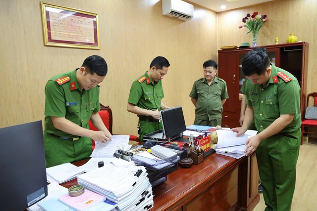 Cận cảnh kh&aacute;m x&eacute;t, bắt giữ Gi&aacute;m đốc Trung t&acirc;m trợ gi&uacute;p x&atilde; hội  - Ảnh 4.