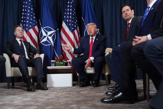 Gặp Tổng thư ký Rutte, Tổng thống Mỹ nhắc việc rút khỏi NATO - Ảnh 1. Gặp Tổng thư ký Rutte, Tổng thống Mỹ nhắc việc rút khỏi NATO - Ảnh 1.