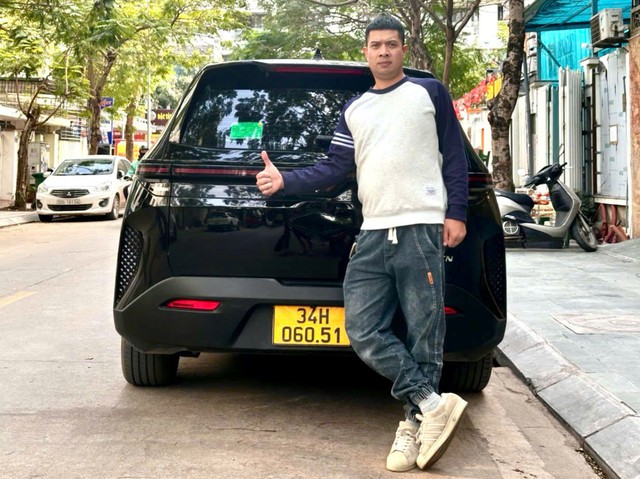 Tài xế dịch vụ nói về VinFast Limo Green: “Xe chạy nhàn, khách khen êm, ví tiền rủng rỉnh" - Ảnh 1. Tài xế dịch vụ nói về VinFast Limo Green: “Xe chạy nhàn, khách khen êm, ví tiền rủng rỉnh" - Ảnh 1.