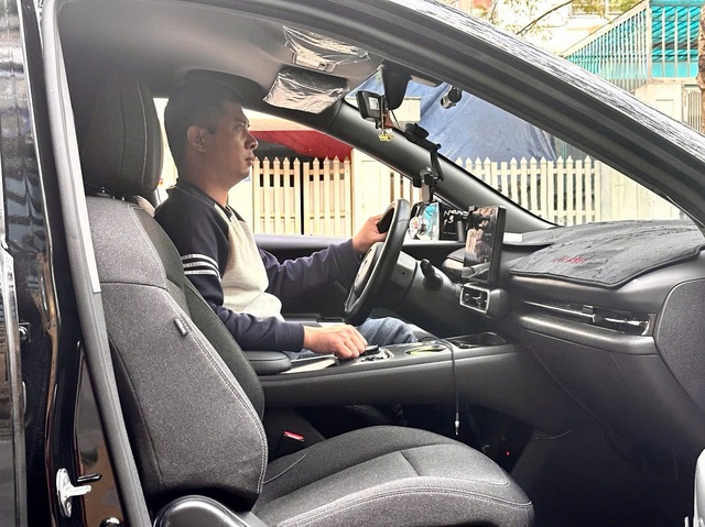 Tài xế dịch vụ nói về VinFast Limo Green: “Xe chạy nhàn, khách khen êm, ví tiền rủng rỉnh" - Ảnh 2. Tài xế dịch vụ nói về VinFast Limo Green: “Xe chạy nhàn, khách khen êm, ví tiền rủng rỉnh" - Ảnh 2.
