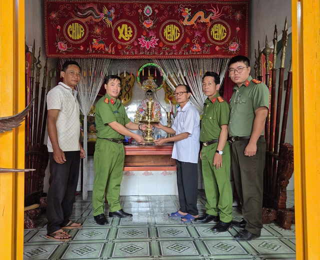 Đột nhập miếu thờ , trộm dây chuyền vàng trên tượng Phật gây chấn động xã hội 2026 - Ảnh 2. Đột nhập miếu thờ , trộm dây chuyền vàng trên tượng Phật gây chấn động xã hội 2026 - Ảnh 2.