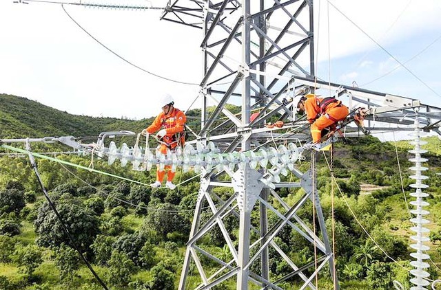 EVN tiết kiệm ngàn tỉ đồng từ chuyển đổi số - Ảnh 1. EVN tiết kiệm ngàn tỉ đồng từ chuyển đổi số - Ảnh 1.