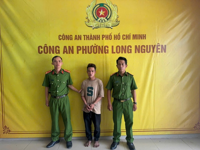 Đột nhập miếu thờ , trộm dây chuyền vàng trên tượng Phật gây chấn động xã hội 2026 - Ảnh 1. Đột nhập miếu thờ , trộm dây chuyền vàng trên tượng Phật gây chấn động xã hội 2026 - Ảnh 1.