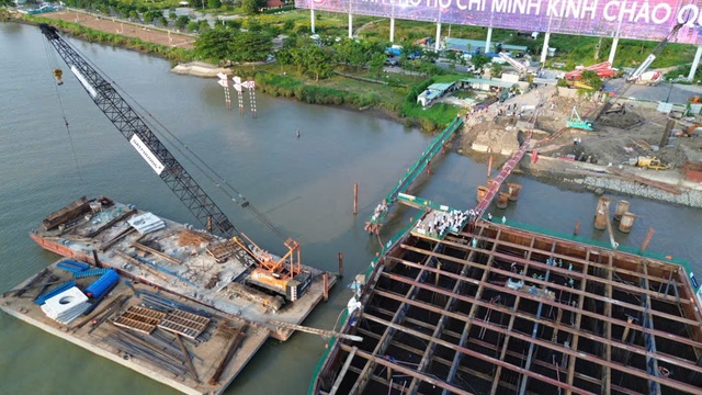 Cầu đi bộ lá dừa nước vượt sông Sài Gòn tăng tốc về đích - Ảnh 8.