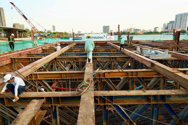 Cầu đi bộ lá dừa nước vượt sông Sài Gòn tăng tốc về đích - Ảnh 2.