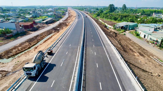 Cận cảnh cao tốc bi&ecirc;n h&ograve;a - Vũng T&agrave;u kết nối Đồng Nai v&agrave; TPHCM trước ng&agrave;y th&ocirc;ng xe - Ảnh 4.