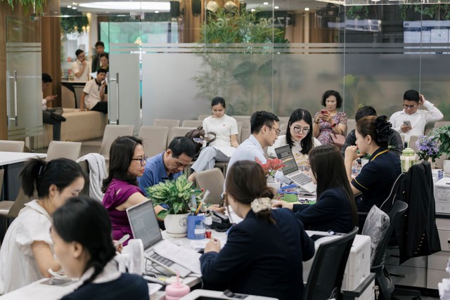 Hàng trăm khách hàng hồ hởi ký thủ tục khu Đảo Ngọc, nhẹ nhõm vì đã mua được căn nhà ưng ý - Ảnh 1. Hàng trăm khách hàng hồ hởi ký thủ tục khu Đảo Ngọc, nhẹ nhõm vì đã mua được căn nhà ưng ý - Ảnh 1.