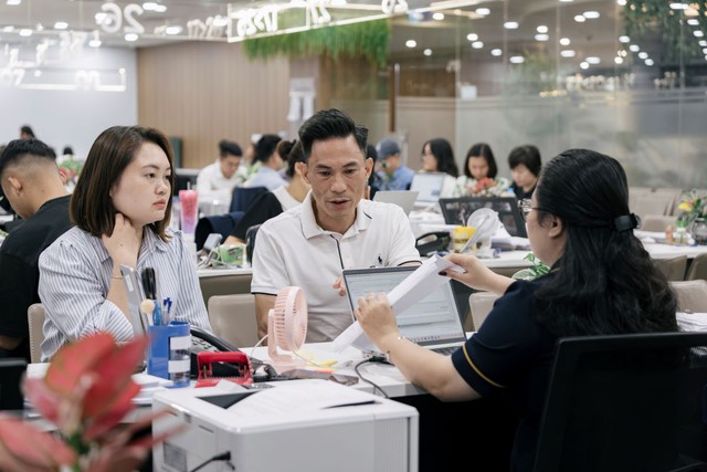Hàng trăm khách hàng hồ hởi ký thủ tục khu Đảo Ngọc, nhẹ nhõm vì đã mua được căn nhà ưng ý - Ảnh 5. Hàng trăm khách hàng hồ hởi ký thủ tục khu Đảo Ngọc, nhẹ nhõm vì đã mua được căn nhà ưng ý - Ảnh 5.