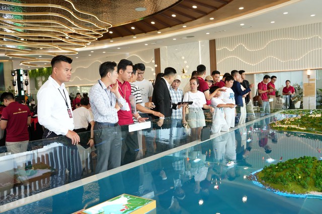 Hàng trăm khách hàng hồ hởi ký thủ tục khu Đảo Ngọc, nhẹ nhõm vì đã mua được căn nhà ưng ý - Ảnh 6. Hàng trăm khách hàng hồ hởi ký thủ tục khu Đảo Ngọc, nhẹ nhõm vì đã mua được căn nhà ưng ý - Ảnh 6.