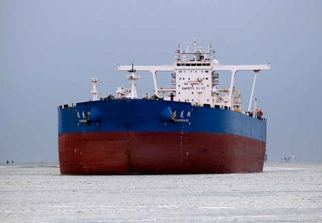 Chiến sự Trung Đông 13-5: Siêu tàu dầu Trung Quốc có thể đã vượt Hormuz, Iran nói Mỹ chặn tàu Hy Lạp - Ảnh 1.