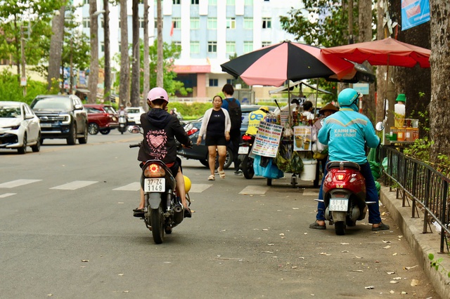Hiện trạng phường đầu ti&ecirc;n ở TPHCM chuẩn bị thu ph&iacute; vỉa h&egrave; số - Ảnh 9.