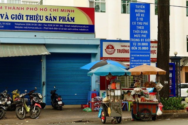 Hiện trạng phường đầu ti&ecirc;n ở TPHCM chuẩn bị thu ph&iacute; vỉa h&egrave; số - Ảnh 3.