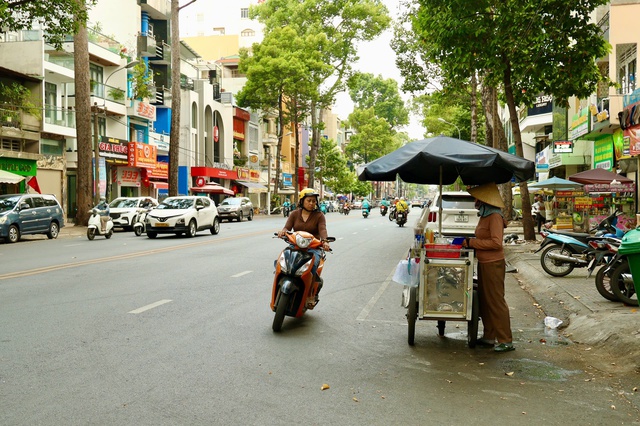 Hiện trạng phường đầu ti&ecirc;n ở TPHCM chuẩn bị thu ph&iacute; vỉa h&egrave; số - Ảnh 6.